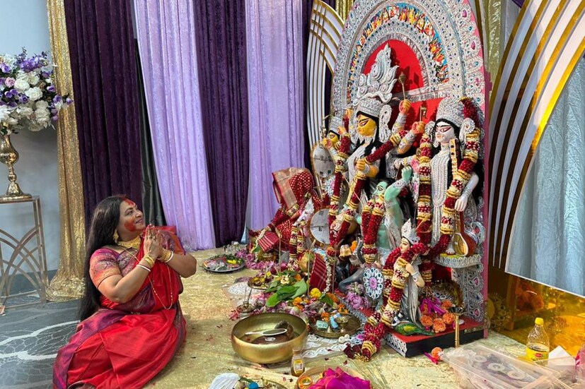 ১৫ তারিখ রবিবার দিন সকালে পালন করা হয় মহাঅষ্টমীর পুজো এবং সন্ধিপুজো। দুপুরে করা হয় মহানবমীর পুজো এবং দশমীর পুজো। বিকেলে বিসর্জন ও ধুনুচি নাচের প্রতিযোগিতা রাখা হয়। সঙ্গে ছিল মায়ের বোধন ও সিঁদুর খেলার আয়োজনও। সব মিলিয়ে প্রত্যেক বাঙালির মতো তাঁরাও বছরের ওই দু'টি দিন মেতে ওঠে পুজোর আনন্দে।