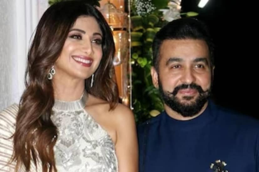 সম্প্রতি 'x' অ্যাপে একটি পোস্ট দিয়েছেন রাজ। সেখানে লেখা ' আমরা আলাদা হচ্ছি। এই কঠিন অধ্যায়ে আমাদের একটু সময় দিন!'