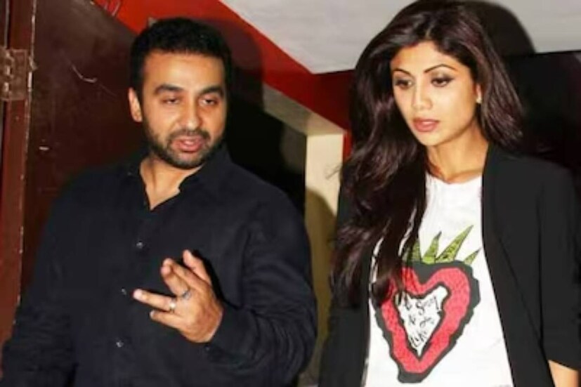 পর্ন-কাণ্ডে রাজের নাম জড়ানোর পর ঝড় বয়ে গিয়েছে তাঁর জীবনে। হাজতবাসও করেছেন ধনী এই ব্যাবসায়ী। সেই বিতর্কের মাঝেও স্বামীর পাশে ছিলেন শিল্পা।