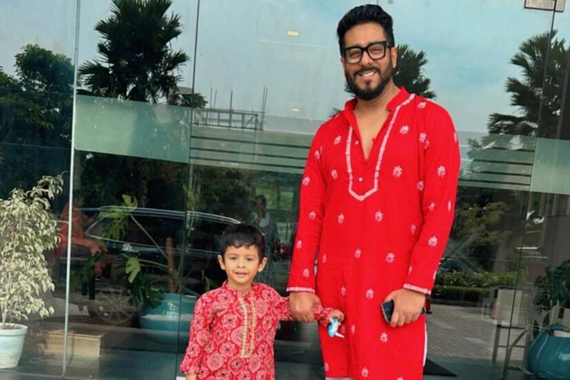 রাজ-শুভশ্রী তো বটেই, সেজে উঠেছে ইউভানও। লাল পাঞ্জাবি, নীল ধুতি পরে ঘুরছে সে।