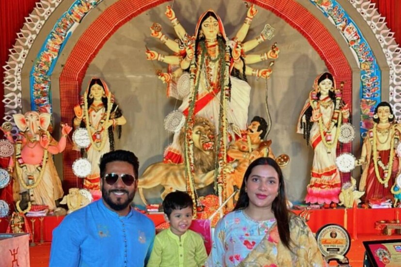 আর কয়েক দিনের অপেক্ষা। এর পরেই তিন থেকে চার হবেন রাজ-শুভশ্রী। আপাতত তারয দিন গুনছেন তাঁরা। 