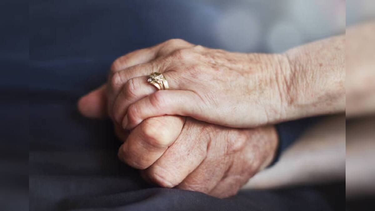 মেয়ের শাশুড়ির সঙ্গে পালিয়ে গেল বাবা! চারদিকে ঢিঁ ঢিঁ, তারপর.. মেয়ের শাশুড়ির সঙ্গে পালিয়ে গেল বাবা! চারদিকে ঢিঁ ঢিঁ, তারপর..