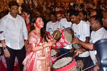 সিঁদুর খেলা থেকে ভাসান, জমিয়ে নাচ রানির! বাঙালি সাজে চমকে দিলেন কাজলও, দেখুন ছবি
