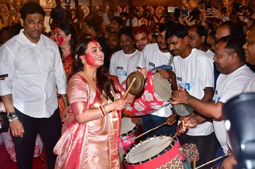 পুজো শেষ৷ এবারে মা উমার ছেলেমেয়ে নিয়ে শ্বশুরবাড়ি ফেরার পালা৷ আপামর বাঙালির মনখারাপ৷ প্রতিবছরের মতো এবছরও হইহই করে মুম্বইয়ের মুখোপাধ্যায় বাড়িতে পালিত হল দুর্গোৎসব৷ কে না এসেছিলেন সেখানে, কাজল, রানি মুখোপাধ্যায় তো ঘরের মেয়ে৷ বড় মেয়েকে সঙ্গে নিয়ে এসেছিলেন হেমা মালিনী৷ এসেছিলেন কিয়ারা আডবাণী, ক্যাটরিনা কাইফ৷