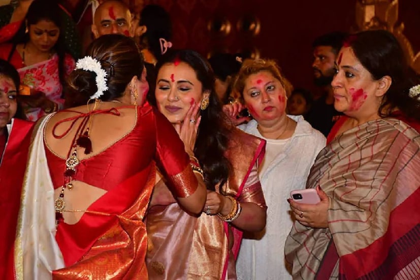 বিজয়া দশমীতে প্রতিমা নিরঞ্জনের আগে সিঁদুর খেলায় মাততে দেখা গেল রানি মুখোপাধ্যায়কে৷