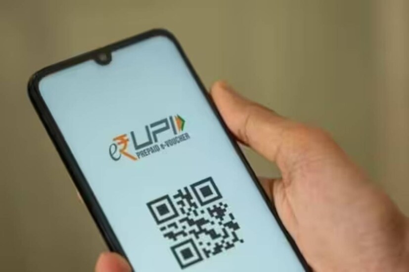 একটি UPI বা ইউনিফাইড পেমেন্ট ইন্টারফেস ট্রানজাকশন রিভার্স করা অর্থাৎ পুনরায় ফিরে পাওয়া একটি জটিল প্রক্রিয়া হতে পারে। এটা মনে রাখা গুরুত্বপূর্ণ যে পেমেন্ট রিভার্স করার ক্ষমতা ব্যাঙ্ক বা পেমেন্ট পরিষেবা প্রদানকারীর নীতি সহ বিভিন্ন কারণের উপর নির্ভর করে। এই ধরনের কোনও সমস্যার ক্ষেত্রে দ্রুত পদক্ষেপ নেওয়া এবং লেনদেনের আইডি, তারিখ এবং পরিমাণ সহ লেনদেনের বিস্তারিত রেকর্ড রাখা অত্যন্ত গুরুত্বপূর্ণ। এই বিষয়ে মনে রাখা গুরুত্বপূর্ণ যে, UPI পেমেন্ট রিভার্স করার সাফল্য নির্ভর করে নির্দিষ্ট পরিস্থিতিতে এবং ব্যাঙ্ক বা UPI পরিষেবা প্রদানকারীর নীতির উপর। তাই সঠিক তথ্যের জন্য সর্বদা নিজেদের ব্যাঙ্ক বা UPI পরিষেবা দ্বারা প্রদত্ত নিয়ম ও শর্তাবলী পড়া উচিত।