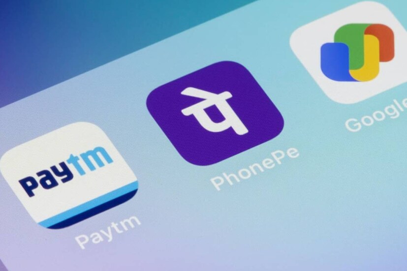 UPI ভারতে একটি খুব জনপ্রিয় অর্থপ্রদানের পদ্ধতি এবং এটি প্রতিদিন লক্ষ লক্ষ লোক ব্যবহার করেন। এটি সুবিধাজনক দ্রুত এবং নিরাপদ। এটি অনলাইন এবং অফলাইন উভয় ক্ষেত্রেই অর্থপ্রদান করার জন্য একটি দুর্দান্ত বিকল্প। এটি NPCI দ্বারা তৈরি একটি রিয়েল-টাইম পেমেন্ট সিস্টেম। এটি ব্যবহারকারীদের একটি মোবাইল ডিভাইস ব্যবহার করে তাৎক্ষণিকভাবে এবং বিনামূল্যে ব্যাঙ্ক অ্যাকাউন্টগুলির মধ্যে অর্থ স্থানান্তর করতে দেয়৷ একটি UPI অর্থপ্রদান করতে, ব্যবহারকারীদের কেবল প্রাপকের ভিপিএ এবং তাঁরা যে পরিমাণ অর্থ পাঠাতে চান তা লিখতে হবে। তারপর তাঁদের মোবাইল ব্যাঙ্কিং পিন বা বায়োমেট্রিক্স ব্যবহার করে লেনদেনটি ভেরিফাই করতে বলা হবে। একবার লেনদেনটি ভেরিফাই হয়ে গেলে, টাকা প্রাপকের ব্যাঙ্ক অ্যাকাউন্টে তাৎক্ষণিকভাবে ট্রান্সফার হয়ে যাবে।