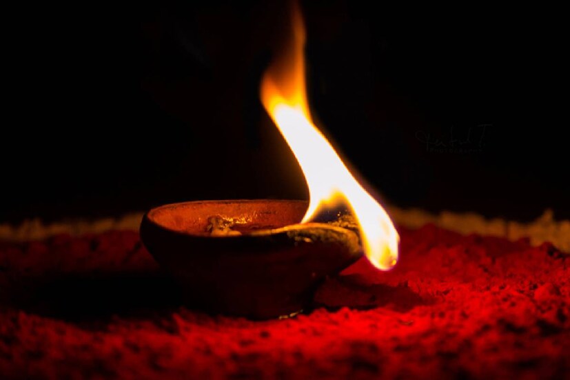 শারদ পূর্ণিমার দিন এই বিশেষ প্রতিকার করতে হলে আমাদের প্রয়োজন চারটি লবঙ্গ, প্রদীপ, ঘি, তুলোর সলতে এবং সঙ্গে একটি লাল কাপড়৷ 