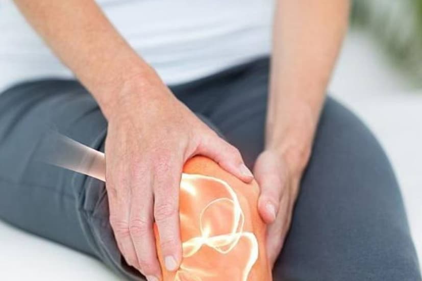 আর্থ্রাইটিসের কথা শুনলেই মানুষের মনে যেন একটা আতঙ্ক কাজ করে। তাঁরা ভাবেন যে, এটা এমন একটা ক্ষয়রোগ, যার কোনও নিরাময় নেই। ফলে রোগী আশাহীনতায় ভুগতে শুরু করেন। যদিও বিষয়টা একেবারেই তেমন নয়। এই কথা জানাচ্ছেন কলকাতার সিএমআরআই-এর ডিপার্টমেন্ট অফ রিউম্যাটোলজি অ্যান্ড ক্লিনিক্যাল ইমিউনোলজির কনসালট্যান্ট ডা. সৌনক ঘোষ। আর্থ্রাইটিসের কথা শুনলেই মানুষের মনে যেন একটা আতঙ্ক কাজ করে। তাঁরা ভাবেন যে, এটা এমন একটা ক্ষয়রোগ, যার কোনও নিরাময় নেই। ফলে রোগী আশাহীনতায় ভুগতে শুরু করেন। যদিও বিষয়টা একেবারেই তেমন নয়। এই কথা জানাচ্ছেন কলকাতার সিএমআরআই-এর ডিপার্টমেন্ট অফ রিউম্যাটোলজি অ্যান্ড ক্লিনিক্যাল ইমিউনোলজির কনসালট্যান্ট ডা. সৌনক ঘোষ।