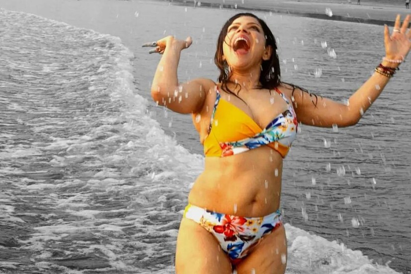 হলুদ বিকিনি, খোলা চুলে লাস্যময়ী নন্দিনী। তার সঙ্গেই ছিল মানানসই ফ্লোরাল শ্রাগ। পর্দায় বেশির ভাগ তাঁকে শাড়িতে দেখা গেলেও বিকিনিতে বেশ সাবলীল অভিনেত্রী।