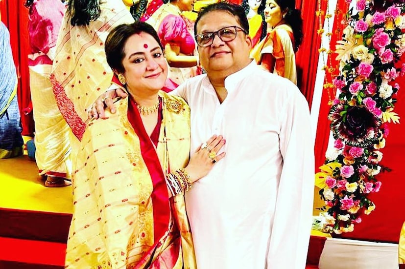 সুদীপার মা অসুস্থ। কিছু দিন আগেই তিনি হাসপাতাল থেকে ফিরেছেন। অগ্নিদেব তাঁর পোষ্যকে হারালেন সম্প্রতি। সব মিলিয়ে সুদীপার ব্যক্তিগত জীবন ঝড়ঝাপ্টায় একেবারে বিধ্বস্ত। তবে সব কিছু একা হাতে সামলাচ্ছেন অভিনেত্রী। 