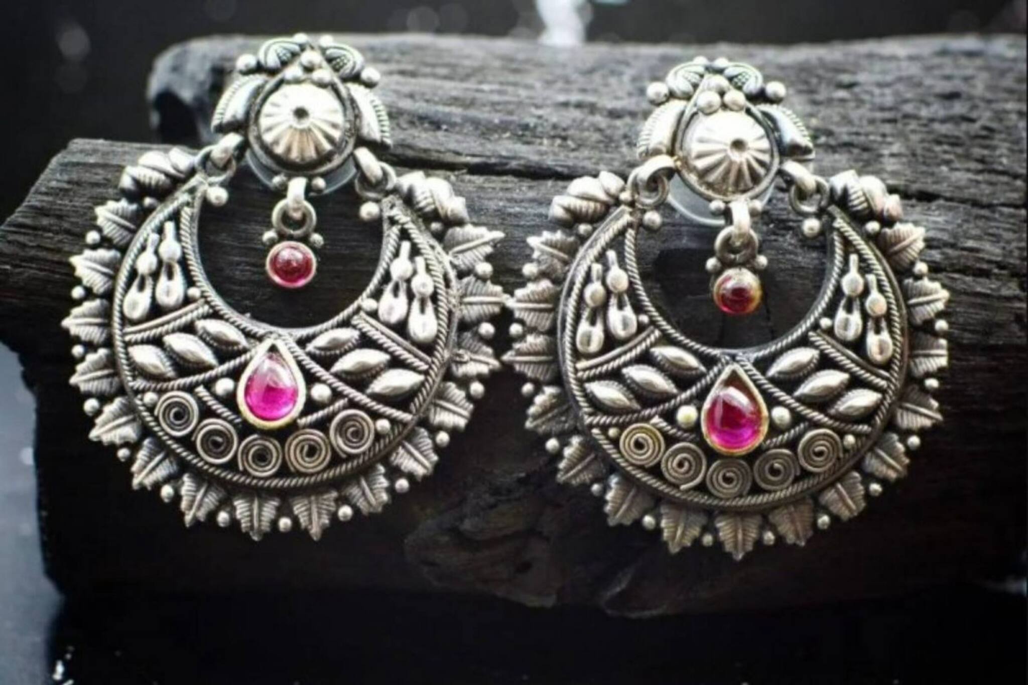 পুজোর সাজে ভারী ঝোলা দুল পরে কানে ব্যথা? যত্ন নিন এভাবে