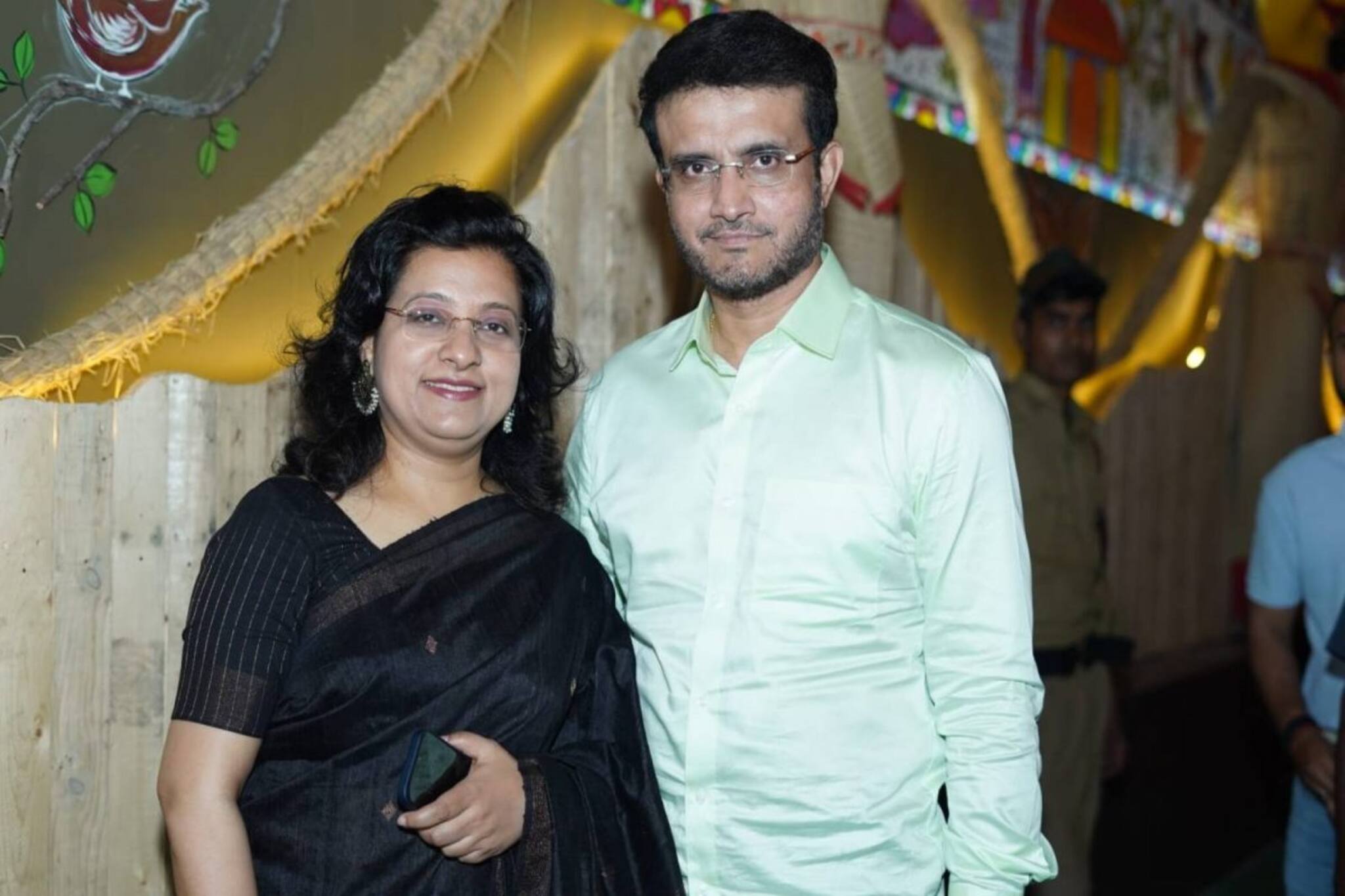 শারদোৎসবের‍ আনন্দে সস্ত্রীক মহারাজ, উদ্বোধন করলেন পাড়ার পুজো