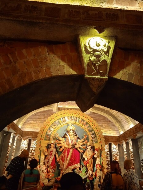 রোনাল্ডিনহোর উপস্থিতিতে এ বার প্রথম থেকেই প্রচারের শিরোনামে আহিরীটোলা যুবকবৃন্দ৷ এসেছেন রুপোলি জগতের তারকারাও৷ তাঁদের শারদোৎসবের ৫৩ তম বর্ষে এ বার থিম আটপৌরে সাবেকিয়ানা৷
