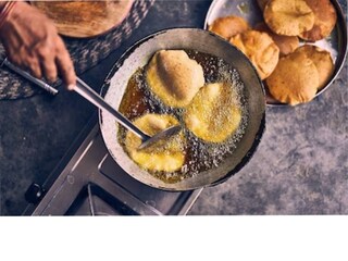 রান্নায় তেল বেশি হয়ে গেলেও নানা উপায়ে কমানো যায়