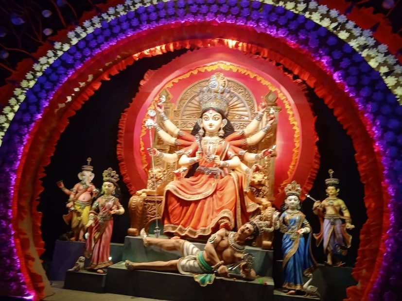কুমোরটুলি পার্কের মণ্ডপসজ্জায় উঠে এসেছে লুডোর বোর্ড, দাবার ছক থেকে শুরু করে বিভিন্ন ধরনের চেয়ার৷ পুরো মণ্ডপটাই বিশাল সিংহাসনের আকারে তৈরি৷ দর্শনার্থীদের মন কেড়েছে প্রতিমার দৃষ্টিনন্দন সজ্জা৷