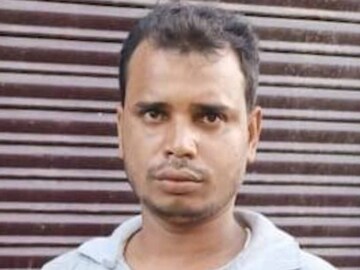 মহম্মদ মানিক এখন এলাকার মানুষের কাছে জনপ্রিয় হিরো মানিক