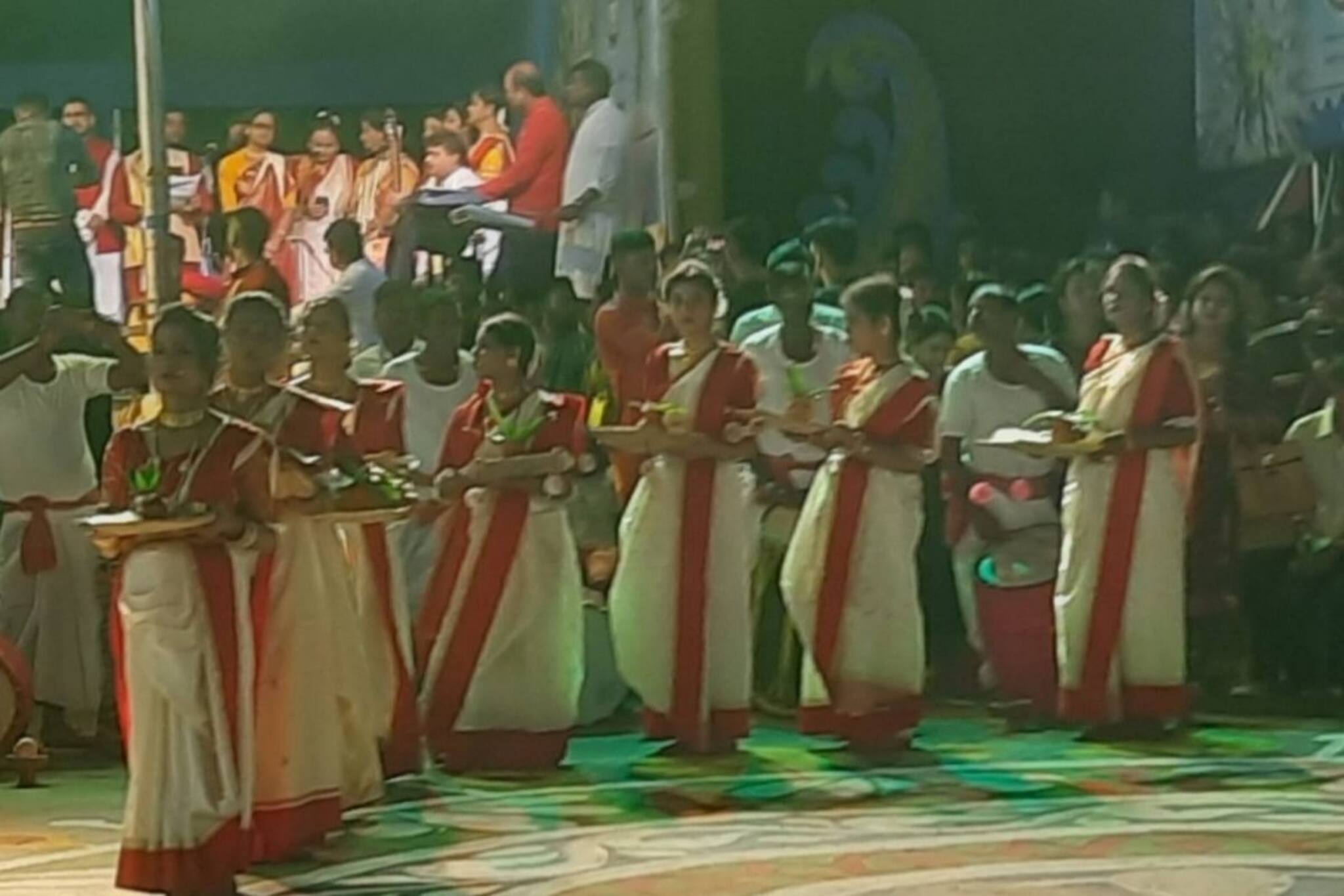 দার্জিলিঙের পাহাড়, ডুয়ার্সের জঙ্গল দেখে পর্যটকদের ঢল শিলিগুড়ির কার্নিভালে