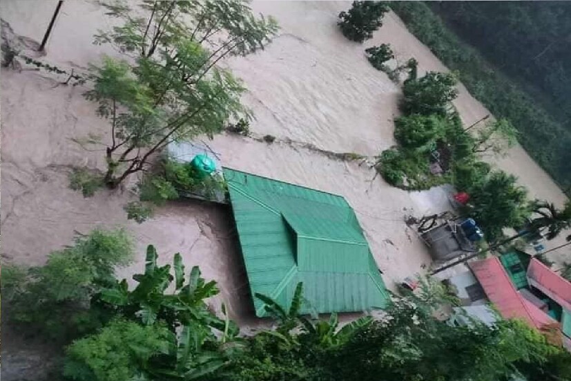 *নদীর পার্শ্ববর্তী এলাকা থেকে বাসিন্দাদের সরে যেতে বলেছে প্রশাসন। তৎপরতা শুরু হয়েছে উত্তরবঙ্গের জলপাইগুড়ি জেলাতেও। সেখানেও তিস্তা তীরের বাসিন্দাদের সরাচ্ছে জেলা প্রশাসন। চলতি বছরের জুনে এই ধরনের হড়পা বান প্রত্যক্ষ করেছিল সিকিম।