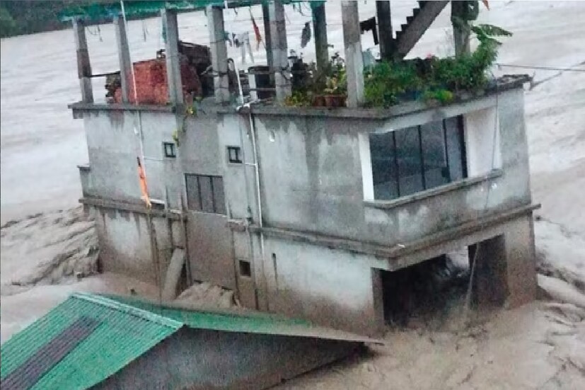 *তিস্তা নদীর জল অস্বাভাবিকভাবে বাড়তে থাকায় উত্তর ও পূর্ব সিকিমে জারি লাল সতর্কতা। প্রায় একই পরিস্থিতি উত্তরবঙ্গে। ফুলে ফেঁপে উঠেছে তিস্তা৷ গজলডোবায় তিস্তার একাধিক লকগেট খুলে দেওয়ায় হুহু করে জল ঢুকছে। ডুবেছে বহু রাস্তা।