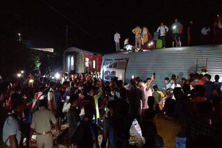 এ ভাবেই উল্টে যায় নর্থ ইস্ট এক্সপ্রেসের কামরাগুলি৷ 