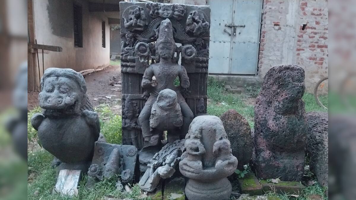 Some broken idols are under the tree of Dantan News18 বাংলা