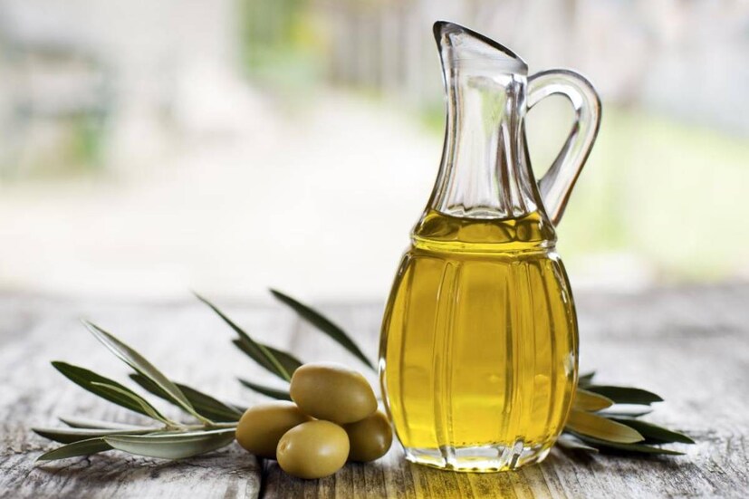 Olive Oil Benefits: এই তেলে প্রচুর পরিমাণে অ্যান্টি-অক্সিডেন্ট রয়েছে। এছাড়াও অলিভ অয়েলে ভিটামিন এ, ডি এবং ই রয়েছে। যার কারণে ত্বক এবং চুলের জন্য খুব উপকারী। কেউ কেউ এই তেল খান, কেউ আবার মাখেন।