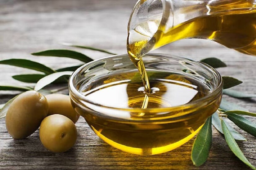 Olive Oil Benefits: মনোস্যাচুরেটেড ফ্যাট, যা স্বাস্থ্যকর চর্বি হিসাবে পরিচিত, তা অলিভ অয়েলে রয়েছে। মনস্যাচুরেটেড ফ্যাটের পরিমাণ মোট তেলের ৭৩% এর কাছাকাছি। তেলে উপস্থিত ওলিক অ্যাসিড ক্যানসারের সঙ্গে যুক্ত জিনের উপর ইতিবাচক প্রভাব ফেলতে পারে।