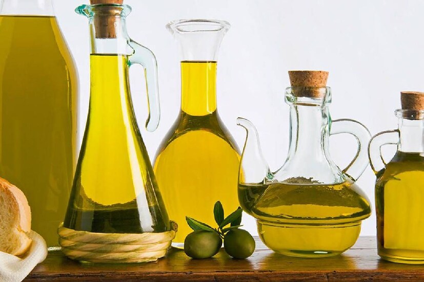 Olive Oil Benefits: এক্সট্রা ভার্জিন অলিভ অয়েল একাধিক উপায়ে হৃদযন্ত্রকে রক্ষা করে। প্রদাহ কমানো থেকে শুরু করে রক্তনালীগুলির আস্তরণের উন্নতি এবং খারাপ এলডিএল কমাতে পারে। এটি হৃদরোগের ঝুঁকি কমায়।
