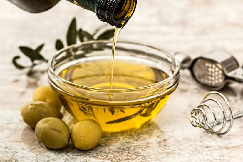 Olive Oil Benefits: সাধারণ রান্নার তেলের পরিবর্তে অলিভ অয়েল ব্যবহার করে স্ট্রোকের ঝুঁকি ৪০ শতাংশ কমাতে পারেন। তাই যতটা সম্ভব অলিভ অয়েল দিয়ে রান্না করে দেখুন।