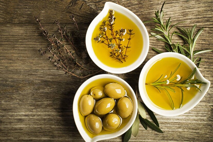 Olive Oil Benefits: অলিভ অয়েল পুরুষদের যৌন হরমোন বাড়াতে সাহায্য করে। এছাড়াও শিরায় শিরায় রক্ত প্রবাহ উন্নত করে। ফলে পুরুষদের মধ্যে কর্মক্ষমতা বৃদ্ধি পায়। পুরুষরা স্যালাড খাওয়ার সময়ে অলিভ অয়েল মিশিয়ে নিতে পারেন। 