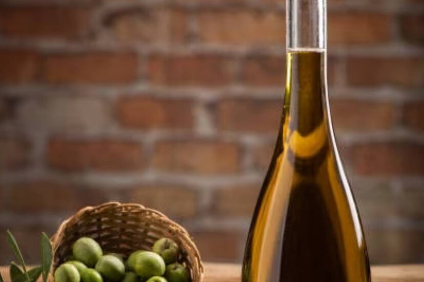 Olive Oil Benefits: এক প্লেট স্যালাডে এক চামচ অলিভ অয়েল। অথবা রান্নায়ও ব্যবহার করা যেতে পারে। (Disclaimer: এই প্রতিবেদনটি কেবলমাত্র সাধারণ তথ্যের জন্য, তাই বিস্তারিত জানতে হলে সর্বদা বিশেষজ্ঞের পরামর্শ নিন।)