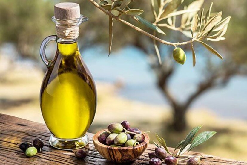 Olive Oil Benefits: রোজ কয়েক চামচ অলিভ অয়েল খেলে বা রান্না করার সময়ে ওই তেলে রান্না করলে ওজন নিয়ন্ত্রণে থাকে। এর মধ্যে থাকা স্বাস্থ্যকর চর্বি পেট ভরা রাখে। এর ফলে অতিরিক্ত খাওয়া বন্ধ হতে পারে।