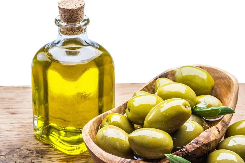 Olive Oil Benefits: বিএইচএমএস পুষ্টিবিদ এবং ডায়েটিশিয়ান স্মৃতি ঝুনঝুনওয়ালা জানান, সাধারণত স্বাস্থ্যকর বিকল্প হিসাবে দেখা হয় এক্সট্রা ভার্জিন অলিভ অয়েলকে। কারণ এতে উচ্চ মাত্রার অ্যান্টি অক্সিডেন্ট এবং উপকারী যৌগ রয়েছে।