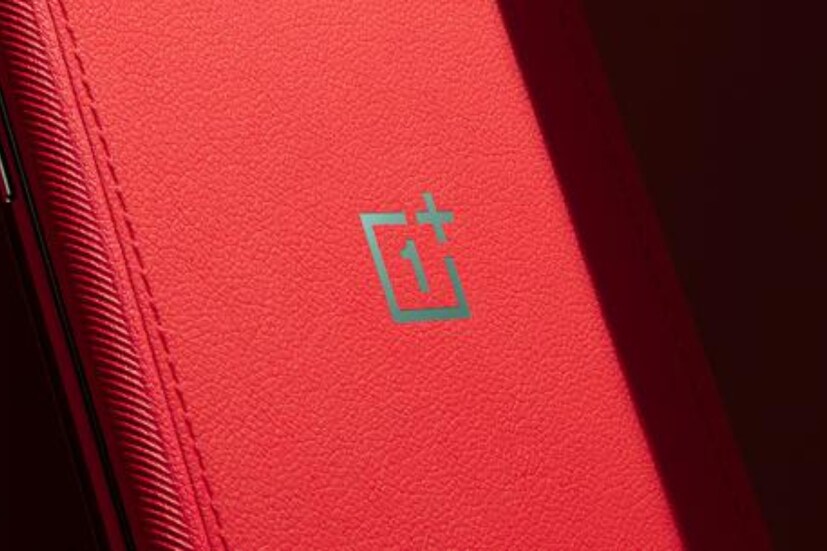 OnePlus 11R Solar Red 5G স্মার্টফোনের ফিচার- OnePlus 11R Solar Red 5G স্মার্টফোনে ব্যবহার করা হয়েছে একটি লেদার ব্যাক ফিনিশ, যা OnePlus-এর আইকনিক লাল রঙ যুক্ত। ভাল চামড়ার ফিনিশ ইউজারদের জন্য একটি ভাল গ্রিপ অফার করতে পারে। 