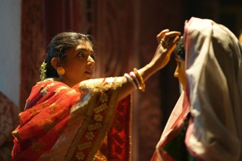 লক্ষ্মী পুজো চূড়ান্ত ব্যস্ততার মধ্যে দিয়ে কাটে দেবলীনার। কোজাগরী লক্ষ্মী পুজোয় মা লক্ষ্মীকে নিজের হাতে সাজিয়েছেন গৌরব-পত্নী।