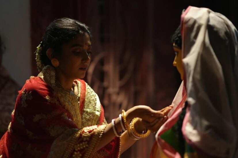 সোনালি জড়ির কাজ করা লাল শাড়ির, মাথায় ফুল সঙ্গে হালকা গয়নায় অপরূপা নায়িকা।