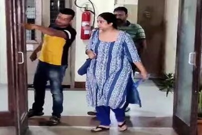 ইডি দফতরে মন্ত্রী কন্যা