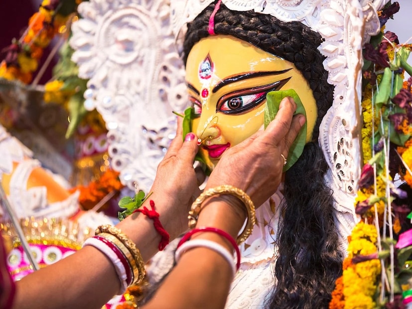 *পাওয়ার ব্যাঙ্ক: পুজোর দিনে রাস্তাঘাটে অনেক সময় ফোনের চার্জ চলে যায়। সেক্ষেত্রে পাওয়ার ব্যাঙ্ক রাখতে হবে। যাতে বিপদে পড়লে মোবাইল ফোন আপনাকে অনেক ক্ষেত্রে উদ্ধার করতে পারে। প্রতিবেদনঃ পিয়া গুপ্তা।