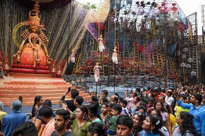 *পুজোর আমেজে সেজে উঠেছে চারিদিক। ঠাকুর দেখা থেকে ভুরিভোজ সবকিছু শুরু হয়ে গেছে চতুর্থী থেকেই। তবে পুজোতে ঠাকুর দেখতে বেরোনোর আগে হতে হবে সতর্ক। পুজোর ক'দিন যাতে কোনও অঘটন না ঘটে, আনন্দে ভাটা না পড়ে, তার জন্য কিছু সাবধানতা অবলম্বন না করলেই নয়। কী সেই সাবধানতা?  প্রতিবেদনঃ পিয়া গুপ্তা। 