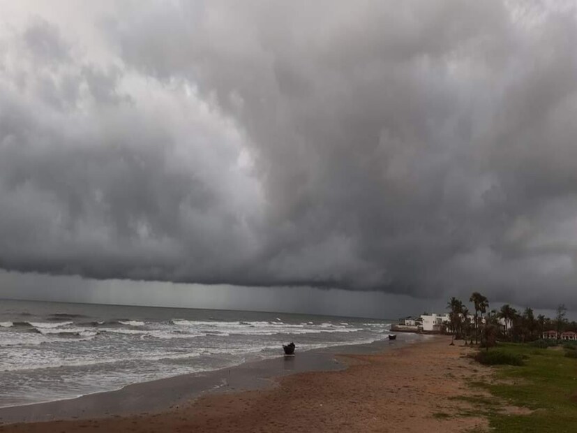 Kolkata Rain Alert: মধ্য বাংলাদেশে শক্তি হারিয়ে ঘূর্ণাবর্তে পরিণত হয়েছে নিম্নচাপ। পূর্ব ভারতের রাজ্যগুলি থেকে বর্ষা বিদায় পর্ব শুরু হবে আগামী ৪৮ ঘণ্টায়। কিন্তু, বৃহস্পতিবার বঙ্গোপসাগরে ফের ঘূর্ণাবর্ত তৈরির সম্ভাবনা।