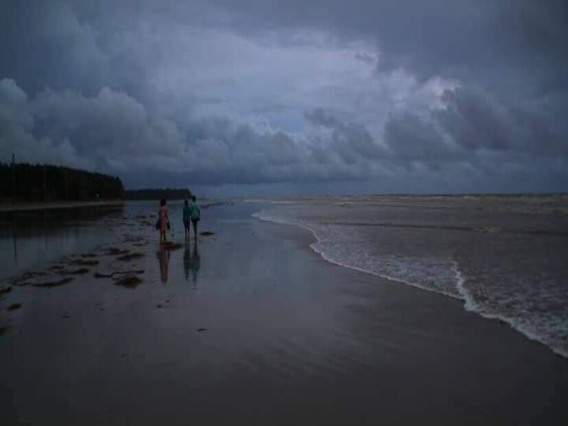 আবহাওয়া অধিদফতর বৃহস্পতিবার নিম্নচাপের কারণে পশ্চিমবঙ্গের উপ-হিমালয় জেলাগুলিতে ভারী থেকে অতি ভারী বৃষ্টির সতর্কবার্তা দিয়েছে। এই সিস্টেমের কারণে দক্ষিণবঙ্গের কয়েকটি জেলাতেও ভারী বৃষ্টির পূর্বাভাসও দিয়েছে আবহাওয়া দফতর।