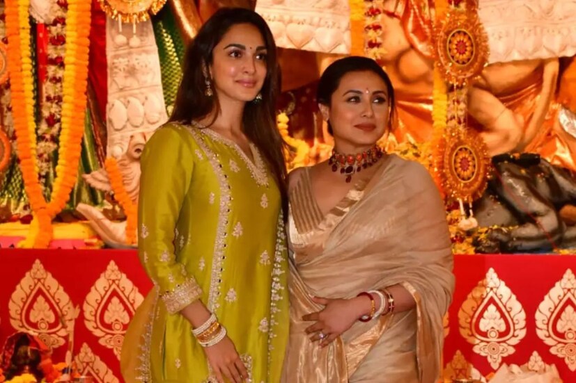 অভিনেত্রী কিয়ারা আডবানীও এসেছিলেন পুজো মণ্ডপে। সালোয়ারের সাজে তাঁকে রানির সঙ্গে ভোগ খেতে দেখা গিয়েছে। 