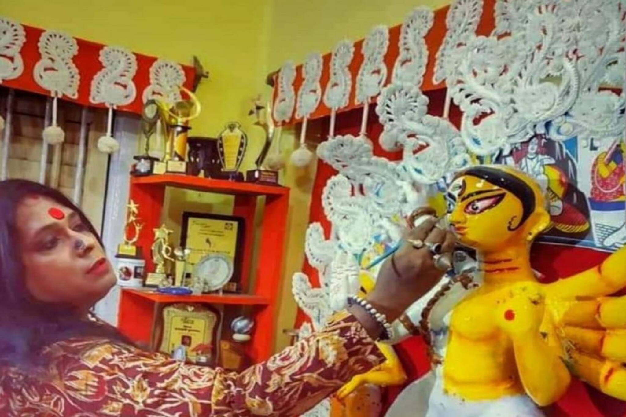 অভিনব পুজো, সংগ্রামী জীবনযাপন,তথ্যচিত্রে শহরের উৎসবের এক ভিন্ন রূপ অর্ধনারীশ্বর