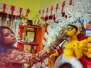 অভিনব পুজো আর সংগ্রামী জীবনযাপন, তথ্যচিত্রে শহরের উৎসবের এক ভিন্ন রূপ তুলে ধরবে 'অর্ধনারীশ্বর'