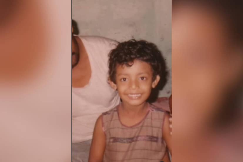 খুদের ছবি দেখে চেনা যাচ্ছে? ইনি কিন্তু বাংলা ইন্ডাস্ট্রির প্রথম সারির অভিনেতা। কিছু সূত্র দিলে হয়তো সহজ হবে। বাংলা থেকে হিন্দি, সব ইন্ডাস্ট্রিতেই অনায়াস বিচরণ তাঁর।
