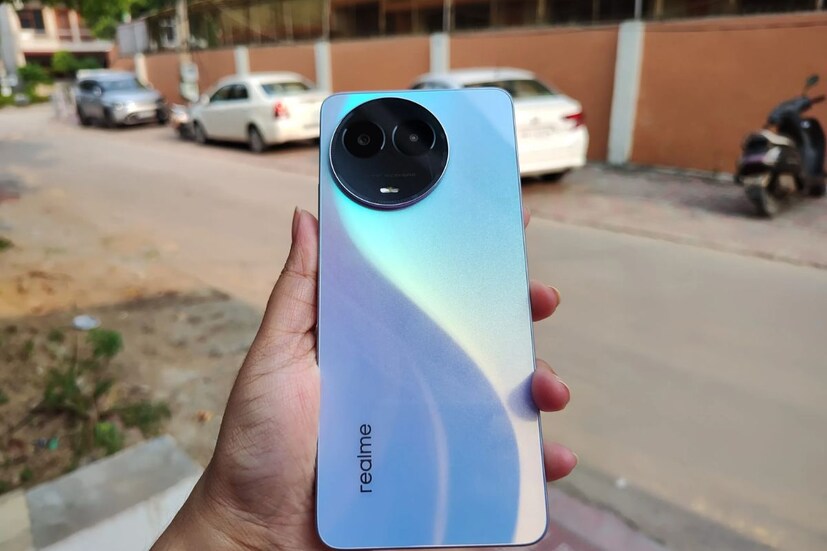 - Realme 11 5G ফোনের ৮ জিবি RAM + ১২৮ জিবি ভ্যারিয়েন্টের মডেলের আসল দাম ১৮,৯৯৯ টাকা হলেও ১৫,৯৯৯ টাকায় পাওয়া যাবে।