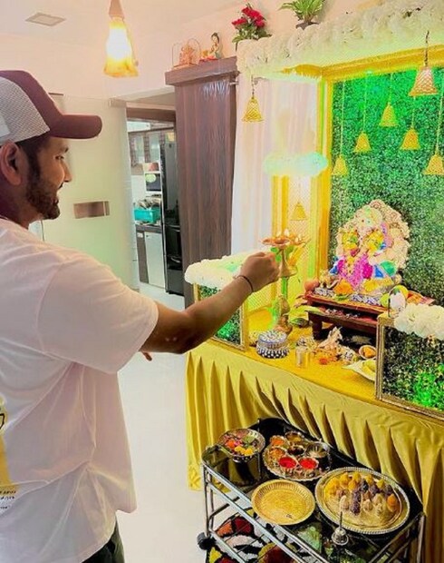 সূর্য দ্বিতীয় ঘরে থাকায় রাশির দশম ঘরে রয়েছে এবং বুধও এখানে অবস্থিত হয়ে রয়েছে৷ এই কারণেই তাঁর কুণ্ডলীতে বুধাদিত্য যোগ তৈরি হয়েছে। Photo Courtesy- Rohit Sharma/Instagram
