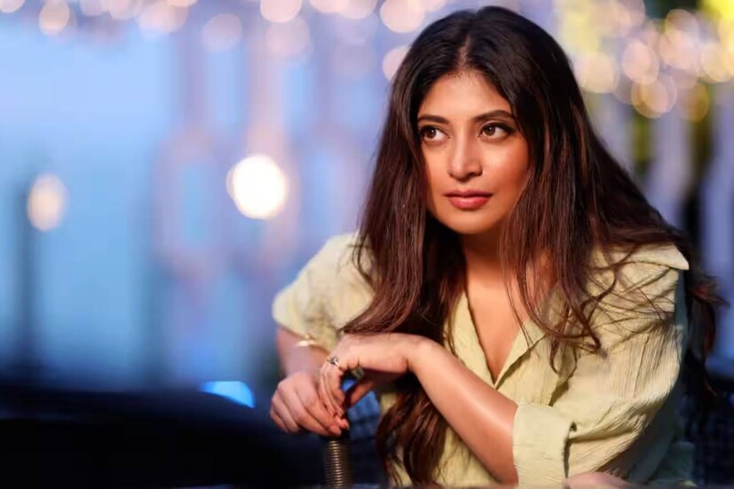 আর কয়েক দিনের অপেক্ষা। এর পরেই মুক্তি পাবে ‘নষ্টনীড়’। চেনা ছকের বাইরে ধরা দেবেন অভিনেত্রী। ৯ জুন মুক্তি পাবে সিরিজটি। তারই মাঝে চলছে বিয়ের প্রস্তুতি।