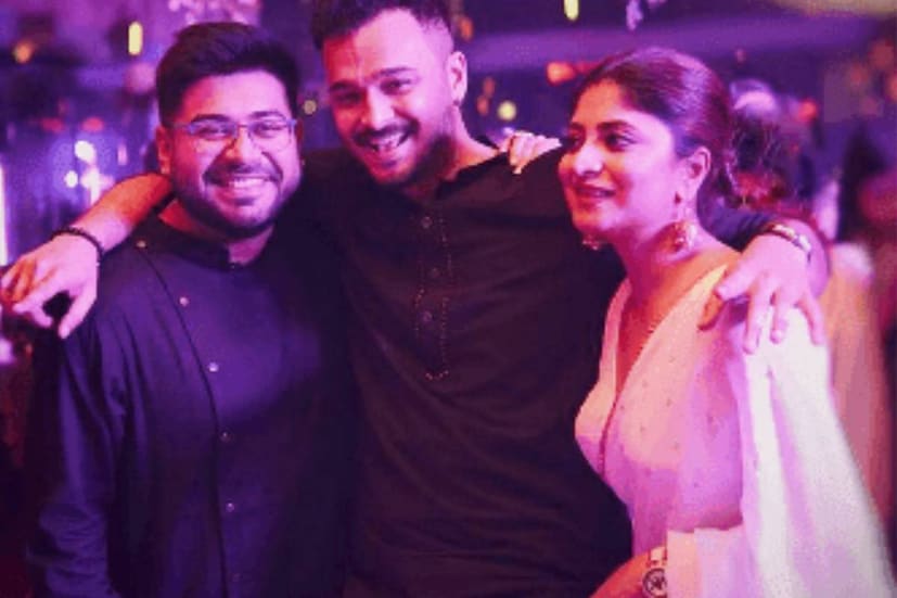 কনের সাজের সঙ্গে তাল মিলিয়ে সৌম্য প্যাস্টল পিঙ্ক শেরওয়ানি ও ধুতিতে সাজবেন। আর বাগদানের জন্য লহেঙ্গাই বেছে নিয়েছেন অভিনেত্রী। পুরোহিত নন্দিনী ভৌমিকই বিয়ে দেবেন নায়িকার।